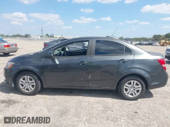 2017 Chevrolet Sonic LS z VIN 1G1JB5SH0H4134048, wystawiony jako IAAI lot #42067063 z przebiegiem 58 436 mil mil oraz . Historia ofert i sprzedaży dostępna na DreamBid. Obrazek 14.