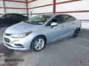 2018 Chevrolet Cruze LT z VIN 1G1BE5SMXJ7186753, wystawiony jako IAAI lot #43260167 z przebiegiem 52 458 mil mil oraz . Historia ofert i sprzedaży dostępna na DreamBid. Obrazek 2.