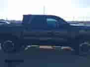 2025 Toyota Tacoma SR z VIN 3TMLB5JN1SM112238, wystawiony jako IAAI lot #43055742 z przebiegiem 3 958 mil mil oraz . Historia ofert i sprzedaży dostępna na DreamBid. Obrazek 14.