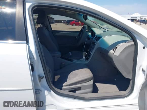 2012 Chevrolet Malibu 1LS z VIN 1G1ZB5E04CF167205, wystawiony jako IAAI lot #43180002 z przebiegiem 165 160 mil mil oraz . Historia ofert i sprzedaży dostępna na DreamBid. Obrazek 5.