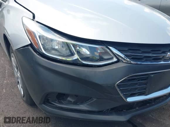 2018 Chevrolet Cruze LS z VIN 1G1BC5SM0J7140578, wystawiony jako IAAI lot #42994459 z przebiegiem 84 860 mil mil oraz . Historia ofert i sprzedaży dostępna na DreamBid. Obrazek 6.