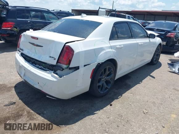 2023 Chrysler 300 S z VIN 2C3CCABG2PH514110, wystawiony jako IAAI lot #42981123 z przebiegiem 54 244 mil mil oraz . Historia ofert i sprzedaży dostępna na DreamBid. Obrazek 4.