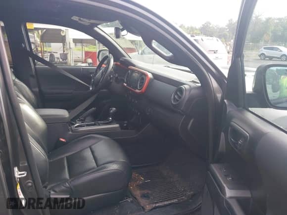 2019 Toyota Tacoma SR5 с VIN 3TMAZ5CNXKM085203, выставлен на аукционе IAAI как лот 42692521 с пробегом 190 094 миль миль и . История ставок и продаж доступна на DreamBid. Изображение 5.