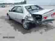 2001 Toyota Camry LE z VIN 4T1BF28K51U961725, wystawiony jako IAAI lot #40330589 z przebiegiem 244 941 mil mil oraz . Historia ofert i sprzedaży dostępna na DreamBid. Obrazek 3.