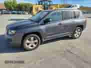 2017 Jeep Compass Sport z VIN 1C4NJDBB6HD105784, wystawiony jako Copart lot #81877555 z przebiegiem 120 813 mil mil oraz Szkoda całkowita • Salvage title. Historia ofert i sprzedaży dostępna na DreamBid. Obrazek 1.