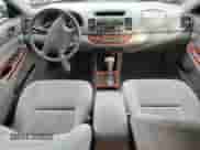 2002 Toyota Camry XLE z VIN 4T1BE30K72U609932, wystawiony jako Copart lot #69432835 z przebiegiem 92 299 mil mil oraz Szkoda całkowita • Salvage title. Historia ofert i sprzedaży dostępna na DreamBid. Obrazek 8.