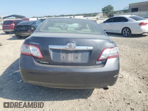 2010 Toyota Camry z VIN 4T1BB3EK6AU116999, wystawiony jako Copart lot #80714395 z przebiegiem Nie podano mil oraz Szkoda całkowita • Salvage title. Historia ofert i sprzedaży dostępna na DreamBid. Obrazek 6.