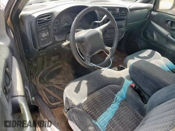 1999 Chevrolet S-10 z VIN 1GCCS1447X8105303, wystawiony jako Copart lot #63233315 z przebiegiem 326 280 mil mil oraz Szkoda całkowita • Salvage title. Historia ofert i sprzedaży dostępna na DreamBid. Obrazek 8.