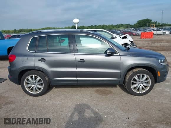 2012 Volkswagen Tiguan S с VIN WVGAV7AX1CW004596, выставлен на аукционе IAAI как лот 42772345 с пробегом 93 758 миль миль и . История ставок и продаж доступна на DreamBid. Изображение 13.