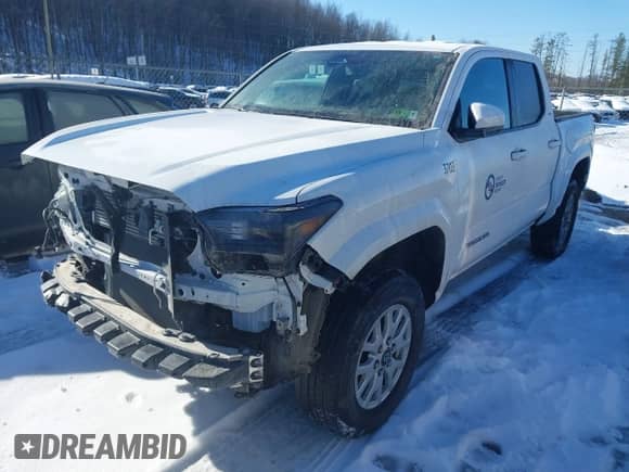 2024 Toyota Tacoma SR5 с VIN 3TMLB5JN6RM000884, выставлен на аукционе IAAI как лот 41369219 с пробегом 9 523 миль миль и . История ставок и продаж доступна на DreamBid. Изображение 2.
