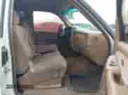 2000 GMC Sierra 1500 SLE z VIN 1GTEC19T5YZ262796, wystawiony jako IAAI lot #42942779 z przebiegiem 144 201 mil mil oraz . Historia ofert i sprzedaży dostępna na DreamBid. Obrazek 5.