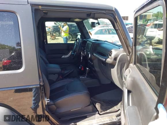 2015 Jeep Wrangler Rubicon Hard Rock z VIN 1C4BJWCG1FL610028, wystawiony jako IAAI lot #42318569 z przebiegiem 48 627 mil mil oraz . Historia ofert i sprzedaży dostępna na DreamBid. Obrazek 5.