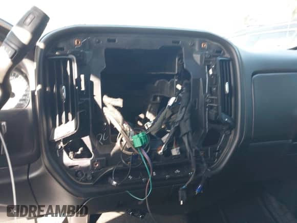 2018 GMC Sierra 1500 SLT z VIN 3GTP1NEC7JG332428, wystawiony jako IAAI lot #43496885 z przebiegiem Nie podano mil oraz . Historia ofert i sprzedaży dostępna na DreamBid. Obrazek 17.