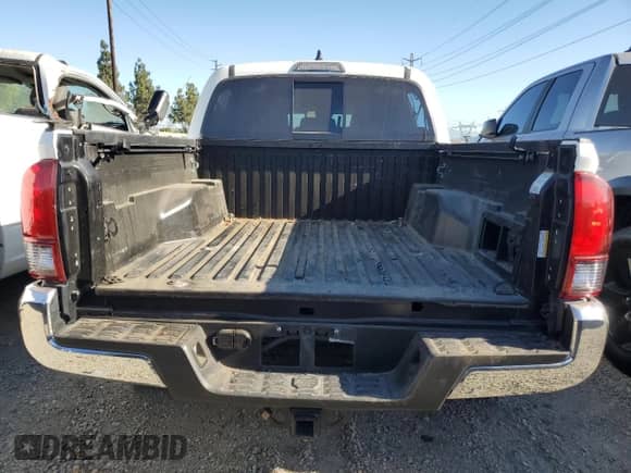 2023 Toyota Tacoma TRD Off Road z VIN 3TMCZ5ANXPM599586, wystawiony jako Copart lot #63530045 z przebiegiem Nie podano mil oraz Szkoda całkowita • Salvage title. Historia ofert i sprzedaży dostępna na DreamBid. Obrazek 6.