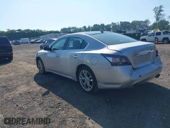 2014 Nissan Maxima SV z VIN 1N4AA5APXEC487987, wystawiony jako IAAI lot #42965512 z przebiegiem 224 110 mil mil oraz . Historia ofert i sprzedaży dostępna na DreamBid. Obrazek 3.