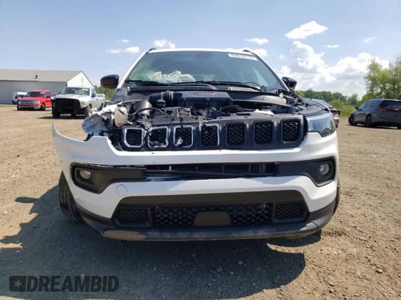2024 Jeep Compass Latitude Lux с VIN 3C4NJDFN5RT579970, выставлен на аукционе Copart как лот 63018115 с пробегом 11 683 миль миль и Списание • Salvage title. История ставок и продаж доступна на DreamBid. Изображение 5.