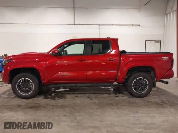 2024 Toyota Tacoma SR5 z VIN 3TYLB5JNXRT023878, wystawiony jako IAAI lot #43246001 z przebiegiem 9 321 mil mil oraz . Historia ofert i sprzedaży dostępna na DreamBid. Obrazek 14.