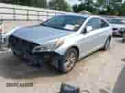 2017 Hyundai Sonata 2.4L z VIN 5NPE24AF2HH530222, wystawiony jako IAAI lot #43335277 z przebiegiem 139 780 mil mil oraz . Historia ofert i sprzedaży dostępna na DreamBid. Obrazek 2.