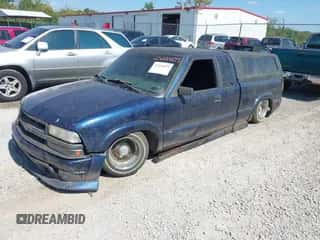 2001 Chevrolet S-10 LS z VIN 1GCCS19W618136463, wystawiony jako IAAI lot #43234675 z przebiegiem 125 096 mil mil oraz . Historia ofert i sprzedaży dostępna na DreamBid. Obrazek 2.