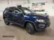 2019 Jeep Compass Trailhawk z VIN 3C4NJDDB0KT709054, wystawiony jako IAAI lot #42576287 z przebiegiem 113 796 mil mil oraz . Historia ofert i sprzedaży dostępna na DreamBid. Obrazek 1.