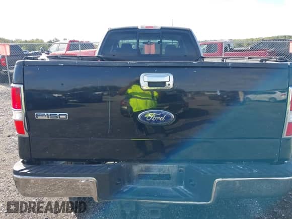 2006 Ford F-150 XLT z VIN 1FTVX14586NA83993, wystawiony jako IAAI lot #43345267 z przebiegiem 249 975 mil mil oraz . Historia ofert i sprzedaży dostępna na DreamBid. Obrazek 16.