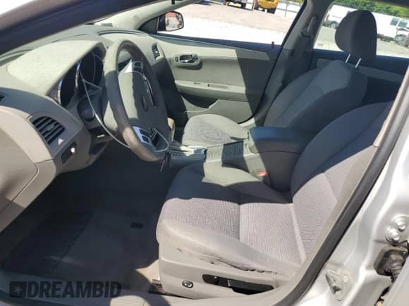 2012 Chevrolet Malibu 1LS z VIN 1G1ZB5E01CF243642, wystawiony jako Copart lot #90620255 z przebiegiem 102 426 mil mil oraz Nie do naprawy • Non repairable. Historia ofert i sprzedaży dostępna na DreamBid. Obrazek 7.