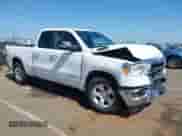 2020 Ram 1500 Big Horn z VIN 1C6RREBT4LN256707, wystawiony jako IAAI lot #42489432 z przebiegiem 95 117 mil mil oraz . Historia ofert i sprzedaży dostępna na DreamBid. Obrazek 1.