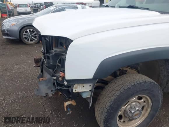 2003 Chevrolet Silverado 2500HD LT z VIN 1GCHK29U23E116984, wystawiony jako IAAI lot #43217859 z przebiegiem 265 239 mil mil oraz . Historia ofert i sprzedaży dostępna na DreamBid. Obrazek 19.