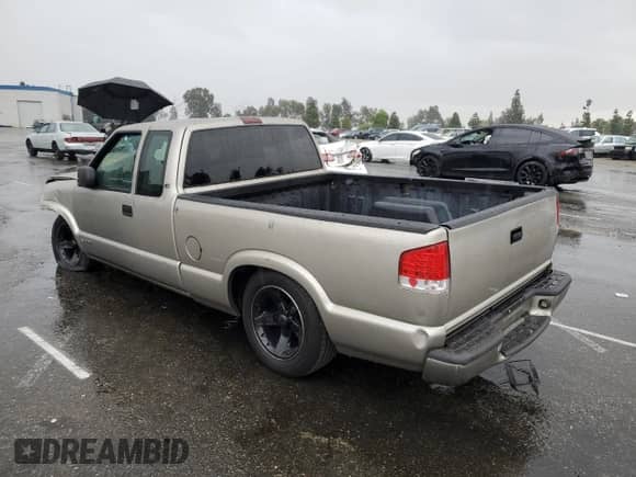 2000 Chevrolet S-10 LS with VIN 1GCCS19W5Y8229551, listed as a Copart auction lot 82489125 with 280,717 mi miles and Salvage title. Bid and sale history available at DreamBid. Image 2.