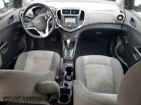 2017 Chevrolet Sonic LT z VIN 1G1JG6SH2H4156415, wystawiony jako Copart lot #85580824 z przebiegiem 96 105 mil mil oraz Czysty tytuł • Clean title. Historia ofert i sprzedaży dostępna na DreamBid. Obrazek 8.