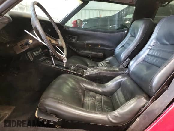 1982 Chevrolet Corvette z VIN 1G1AY0782C5117006, wystawiony jako Copart lot #77396384 z przebiegiem 96 508 mil mil oraz Czysty tytuł • Clean title. Historia ofert i sprzedaży dostępna na DreamBid. Obrazek 7.