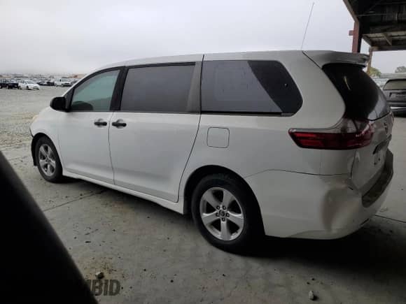 2018 Toyota Sienna L with VIN 5TDZZ3DC3JS952718, listed as a Copart auction lot 70334185 with 37,231 mi miles and Salvage title. Bid and sale history available at DreamBid. Image 2.