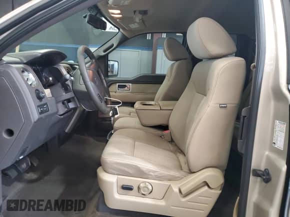 2010 Ford F-150 XL z VIN 1FTEX1E85AFB24088, wystawiony jako Copart lot #89922335 z przebiegiem 87 404 mil mil oraz Czysty tytuł • Clean title. Historia ofert i sprzedaży dostępna na DreamBid. Obrazek 7.