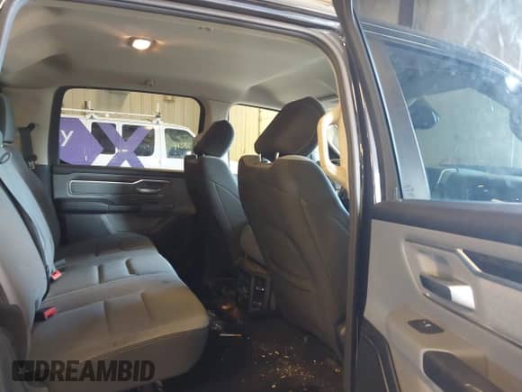 2019 Ram 1500 Big Horn z VIN 1C6RRFFGXKN751754, wystawiony jako IAAI lot #43044316 z przebiegiem 95 206 mil mil oraz . Historia ofert i sprzedaży dostępna na DreamBid. Obrazek 8.