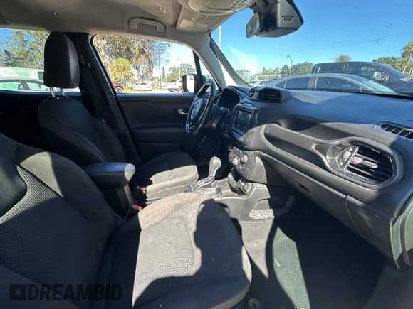 2018 Jeep Renegade Latitude with VIN ZACCJABB6JPG65463, listed as a Copart auction lot 82365444 with 147,703 mi miles and Clean title. Bid and sale history available at DreamBid. Image 5.