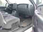 2000 GMC Sierra 1500 SLE z VIN 1GTEK19T0YZ286300, wystawiony jako IAAI lot #42681969 z przebiegiem 307 716 mil mil oraz . Historia ofert i sprzedaży dostępna na DreamBid. Obrazek 5.