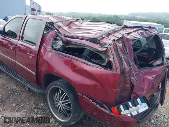2010 Chevrolet Suburban LT z VIN 1GNUCJE07AR268426, wystawiony jako IAAI lot #42523275 z przebiegiem 252 841 mil mil oraz . Historia ofert i sprzedaży dostępna na DreamBid. Obrazek 6.