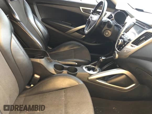 2015 Hyundai Veloster z VIN KMHTC6AD0FU238274, wystawiony jako Copart lot #73207244 z przebiegiem 143 112 mil mil oraz Czysty tytuł • Clean title. Historia ofert i sprzedaży dostępna na DreamBid. Obrazek 5.