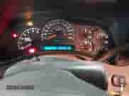 2005 GMC Sierra 1500 Work Truck z VIN 1GTEC14XX5Z120398, wystawiony jako IAAI lot #41889905 z przebiegiem 201 414 mil mil oraz . Historia ofert i sprzedaży dostępna na DreamBid. Obrazek 7.