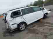 2015 Toyota Sienna LE z VIN 5TDKK3DC1FS585864, wystawiony jako IAAI lot #43453737 z przebiegiem 150 074 mil mil oraz . Historia ofert i sprzedaży dostępna na DreamBid. Obrazek 4.
