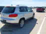 2016 Volkswagen Tiguan S z VIN WVGAV7AXXGW575199, wystawiony jako IAAI lot #42133129 z przebiegiem 95 506 mil mil oraz . Historia ofert i sprzedaży dostępna na DreamBid. Obrazek 4.