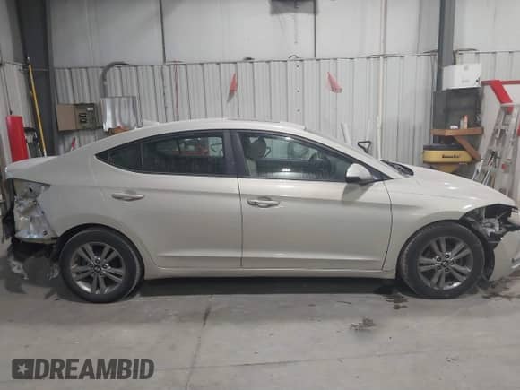 2017 Hyundai Elantra SE z VIN KMHD84LF3HU396099, wystawiony jako IAAI lot #41271998 z przebiegiem 81 633 mil mil oraz . Historia ofert i sprzedaży dostępna na DreamBid. Obrazek 14.