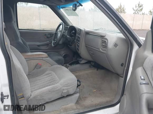 1998 Chevrolet Blazer LS z VIN 1GNDT13W9W2135917, wystawiony jako IAAI lot #43442082 z przebiegiem Nie podano mil oraz . Historia ofert i sprzedaży dostępna na DreamBid. Obrazek 5.