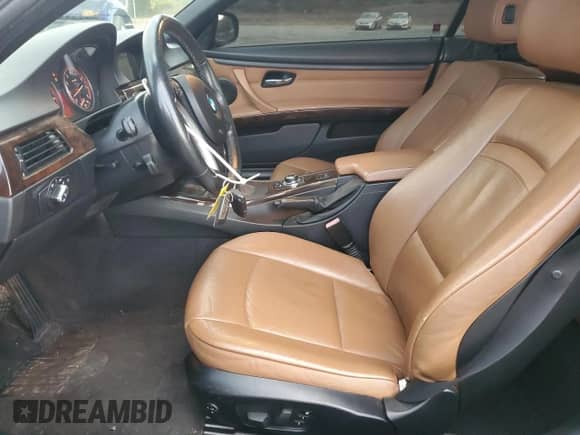 2010 BMW 3 Series 328i z VIN WBAWL1C58AP492636, wystawiony jako Copart lot #90515275 z przebiegiem 104 713 mil mil oraz Czysty tytuł • Clean title. Historia ofert i sprzedaży dostępna na DreamBid. Obrazek 7.