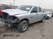 2018 Ram 1500 Express z VIN 3C6RR6KT9JG250686, wystawiony jako IAAI lot #41413614 z przebiegiem 145 051 mil mil oraz . Historia ofert i sprzedaży dostępna na DreamBid. Obrazek 2.