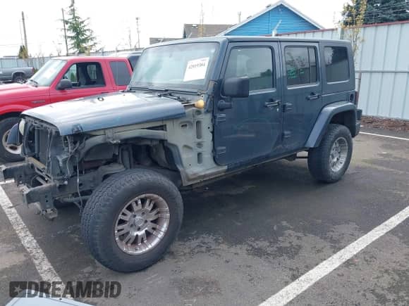 2007 Jeep Wrangler Unlimited Sahara z VIN 1J4GA59107L120503, wystawiony jako IAAI lot #42019384 z przebiegiem 230 965 mil mil oraz . Historia ofert i sprzedaży dostępna na DreamBid. Obrazek 18.