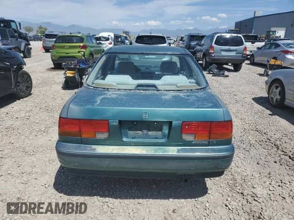 1993 Honda Accord LX с VIN 1HGCB7552PA127679, выставлен на аукционе Copart как лот 55845345 с пробегом 293 718 миль миль и Списание • Salvage title. История ставок и продаж доступна на DreamBid. Изображение 6.
