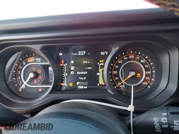 2024 Jeep Wrangler Sport S z VIN 1C4PJXDN7RW360306, wystawiony jako Copart lot #55610035 z przebiegiem 7 885 mil mil oraz Szkoda całkowita • Salvage title. Historia ofert i sprzedaży dostępna na DreamBid. Obrazek 9.