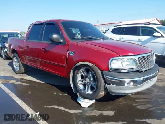 2003 Ford F-150 XLT z VIN 1FTRW07643KD05719, wystawiony jako IAAI lot #43140637 z przebiegiem 181 999 mil mil oraz . Historia ofert i sprzedaży dostępna na DreamBid. Obrazek 1.