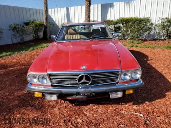 1985 Mercedes-Benz SL z VIN WDB1070421A025007, wystawiony jako Copart lot #45896865 z przebiegiem 104 247 mil mil oraz Czysty tytuł • Clean title. Historia ofert i sprzedaży dostępna na DreamBid. Obrazek 5.